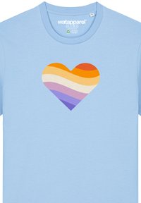 Lichtblauw katoenen T-shirt met een hartontwerp in oranje, geel, crème, paars en blauwe golven. Rondes hals, korte mouwen, normale pasvorm.