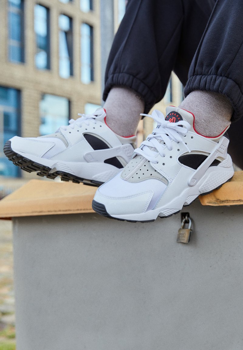 Betasten Schrijft een rapport Masaccio Nike Sportswear W AIR HUARACHE SNKR - Trainers - white/black/light iron  ore/universal red/white - Zalando.ie