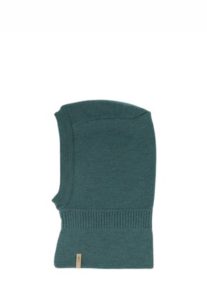 Türkis gestrickte Balaklava mit geripptem Bund am Hals und kleinem beigen Stoffetikett am unteren Rand.
