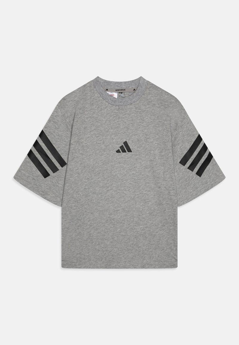 Camiseta de algodón gris con mangas cortas y anchas. Presenta un diseño de tres franjas negras en las mangas y un pequeño logo negro en el pecho.