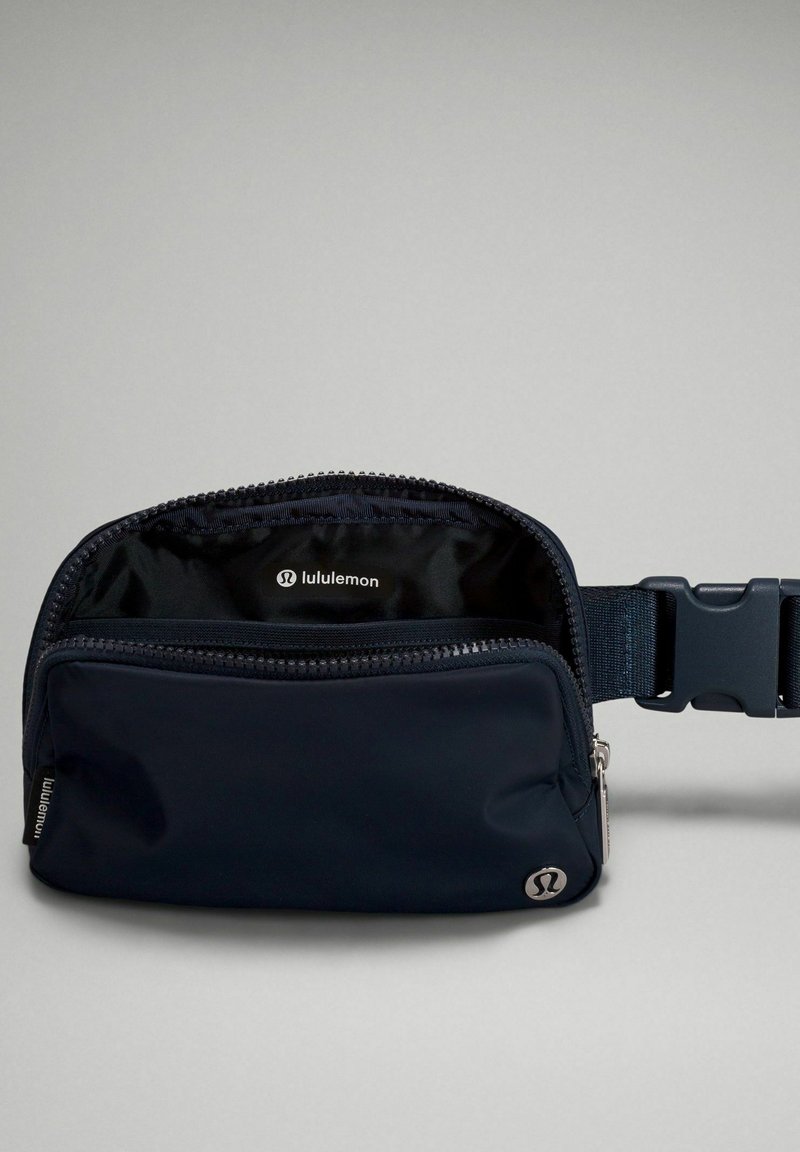 dark blue lululemon belt bag Everywhere 1L – Peloton Apparel lululemon belt bag dark blue/light