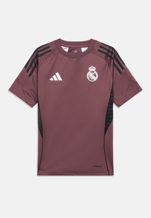 Bordeaux sportshirt met zwarte zijpanelen, met het Adidas-logo en het Real Madrid-embleem; korte mouwen, ronde hals en een gladde textuur.