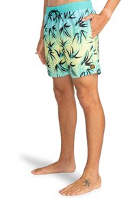 Costumi da bagno leggeri in gradiente acquamarina, con un motivo a foglia nera. Vita elastica con cordoncino, tasche laterali e toppa con logo.