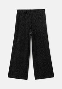 Čierne nohavice s širokými nohavicami vyrobené z textúrovaného, sieťovitého materiálu s elastickým pásom. Majú voľný strih a celotelový dizajn bez vreciek.