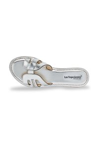 Sandalo slip-on argento e bianco con due cinturini decorativi intagliati, punta arrotondata e sottopiede beige. Presenta cuciture attorno ai bordi.