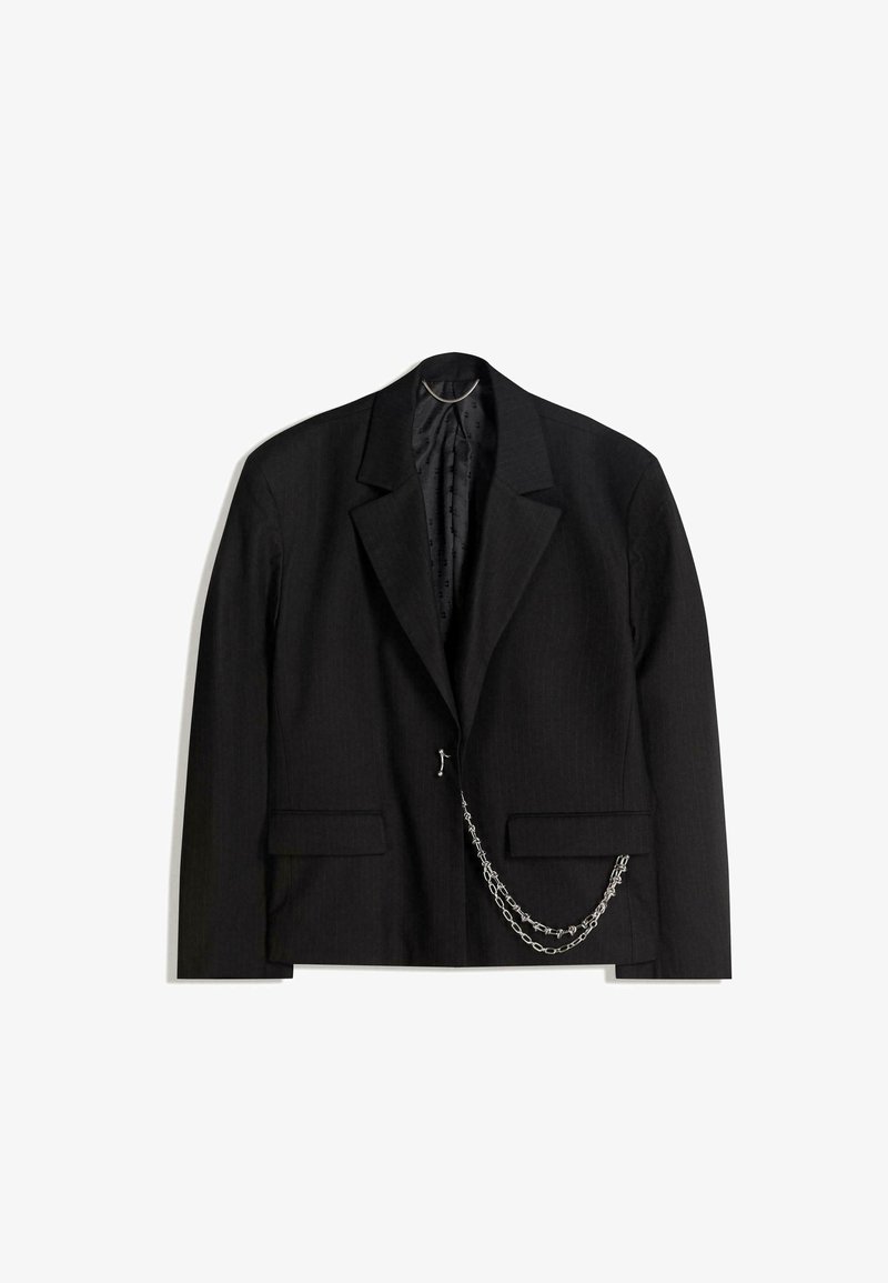 Schwarzer Blazer mit einem dezenten Nadelstreifenmuster, ausgestattet mit einem Reverskragen, zwei Vordertaschen und einem silbernen Kettendetail an der Vorderseite.