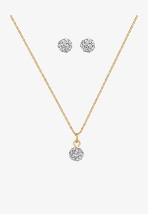 Collar de cadena en tono dorado con un colgante redondo de cristal plateado y pendientes de botón de cristal plateado a juego, que presentan un diseño facetado.
