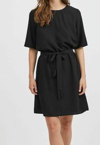 Svart kortärmad klänning med rund halsringning, cinchad midja och knytbälte. Slät tyg med en avslappnad passform, knä-lång nederkant.