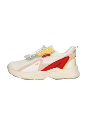 Baskets blanches de sport avec des accents beige, rouge, jaune et vert, semelle épaisse et lacets à l'avant, orientées vers la droite sur fond blanc.