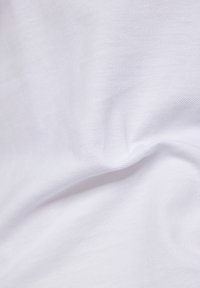 Weißer Stoff mit einer glatten, strukturierten Oberfläche, die einen leichten Glanz und subtile Muster aus der Gewebestruktur aufweist, leicht zerknittert.