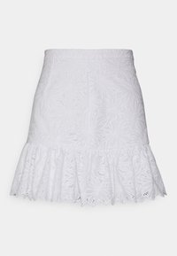 Jupe blanche en tissu en broderie anglaise avec un ourlet volanté évasé. Présente un motif floral et une taille ajustée. Bords décoratifs à volants.