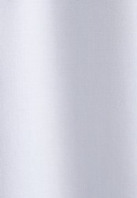 Tessuto grigio chiaro, dalla texture fine e leggera, con una superficie liscia e una leggera lucentezza. Nessun motivo o dettaglio particolare presente.