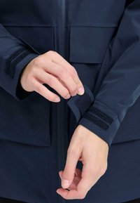 Jūras spēku jaka ar teksturētu audumu, ar priekšējo rāvējslēdzēju un velcro aprocēm. Aprocēm ir divi horizontāli velcro joslas, lai pielāgotu izmēru.