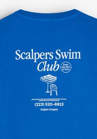 Blå bomulds t-shirt med hvid tekst og grafik. Teksten inkluderer "Scalpers Swim Club," samt en strandparasol og en stol grafik.