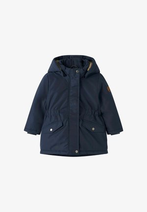 Tumši zilas krāsas pildīta parka ar noņemamu kapuci, divām priekšējām kabatām, elastīgu jostasvietu un mīkstu siltinājumu komforta nodrošināšanai.