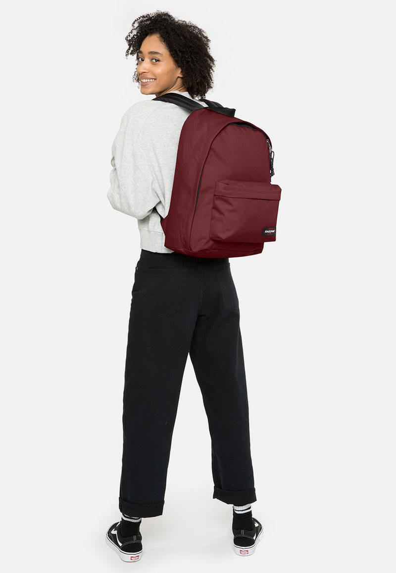 Eastpak OUT OF OFFICE - Dagryggsäck - brisk burgundy