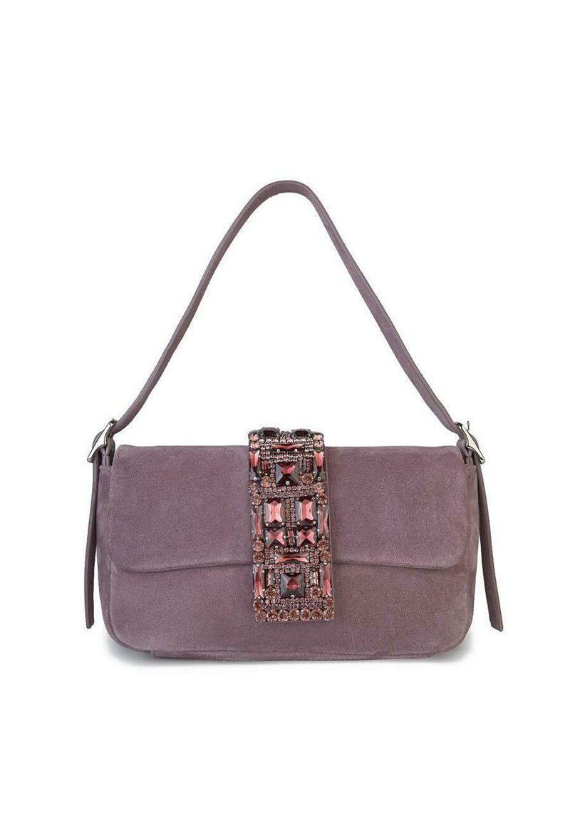Borsa in suede viola con una chiusura decorativa impreziosita da gioielli. Presenta una sola tracolla e una forma rettangolare morbida.