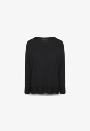 Suéter negro con un escote amplio, mangas largas y un ajuste holgado. Textura suave, costuras mínimas y un dobladillo trasero ligeramente alargado.