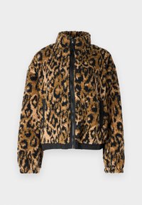 Veste en fausse fourrure imprimée léopard avec col montant, fermeture éclair à l'avant, poignets élastiques et bord noir au bas et aux ouvertures des poches.