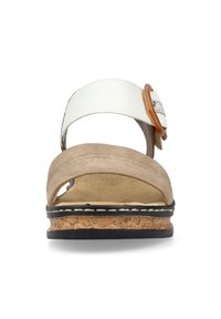 Sandale ouverte beige avec une sangle blanche, semelle en liège et semelle en caoutchouc noir. Présente une boucle décorative sur la sangle.