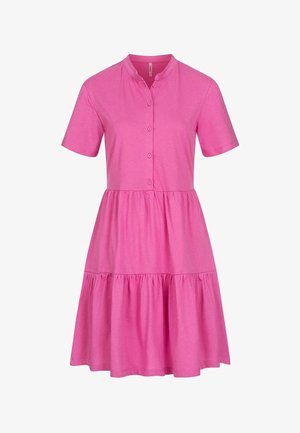 Roze jurk met korte mouwen en een knoopsluiting bij de mandarin-kraag, voorzien van een gelaagde rok en gemaakt van zachte, lichte stof.