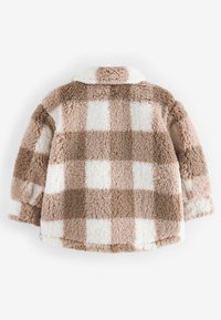 Veste sherpa beige et blanche à carreaux, duveteuse, avec manches longues et col, vue de dos sur fond blanc.
