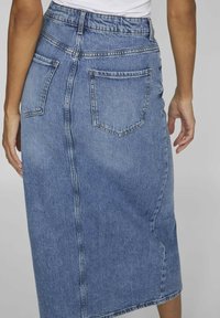 Denim midi skirt in light blue, with a straight cut, waistband, and back pockets. Textured, medium-weight fabric. Features a center seam.