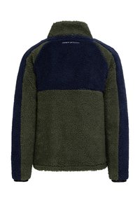 Veste polaire avec corps vert olive et dos et manches supérieurs bleu marine, avec un col montant et un tissu texturé.