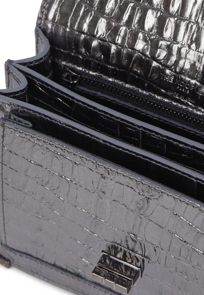Schwarze, krokodilgeprägte Lederhandtasche mit glänzender Oberfläche, ausgestattet mit einem Reißverschlussfach und metallischen Hardwaredetails.
