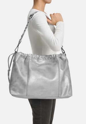 Sac à main en cuir argenté avec un haut froncé, une bandoulière réglable et une texture lisse. Forme rectangulaire avec des détails de couture subtils.