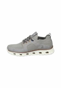 Zapatillas deportivas de color gris claro con parte superior de malla texturizada, secciones elásticas y suela blanca en contraste. Presenta cordones grises y un logo en el lateral.