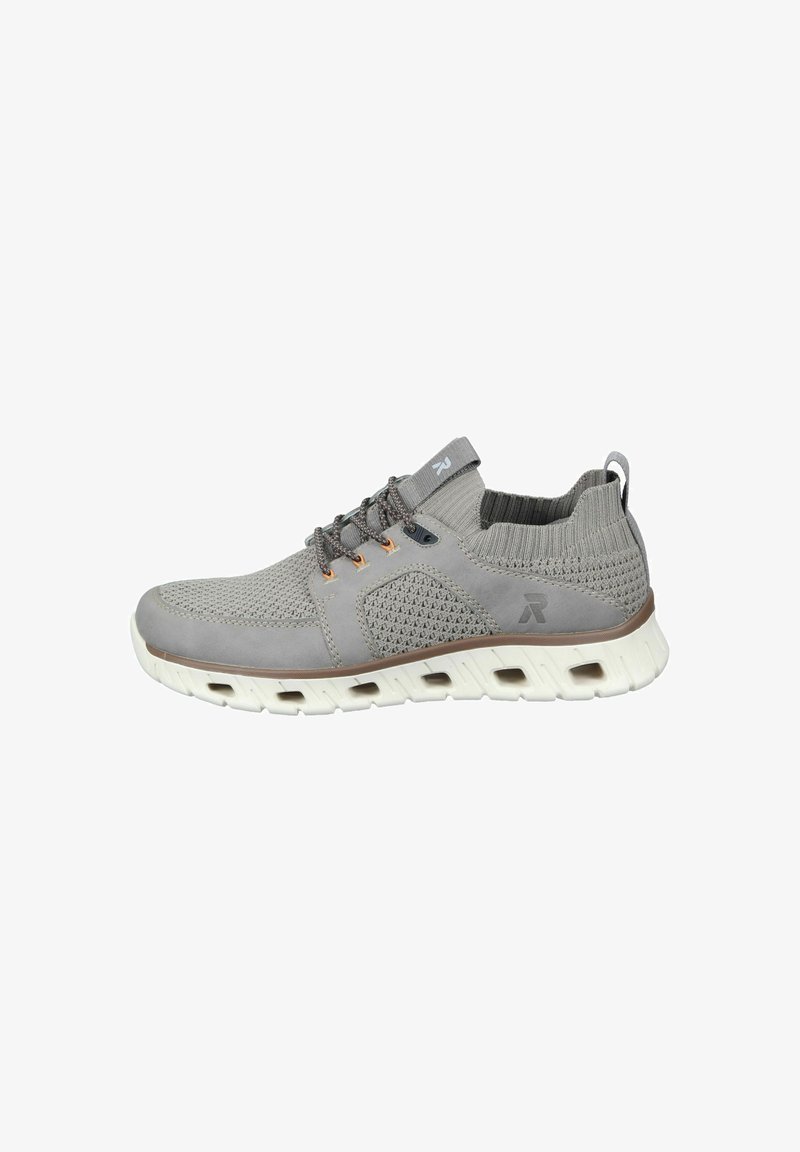 Zapatillas deportivas de color gris claro con parte superior de malla texturizada, secciones elásticas y suela blanca en contraste. Presenta cordones grises y un logo en el lateral.