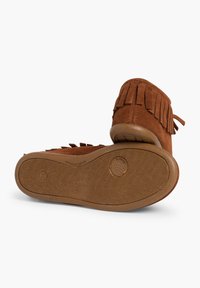 Bruine suede enkellaarzen met franjes, een rubberen zool met grippatronen en een afgeronde neus.