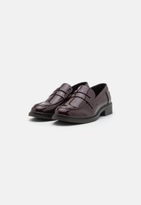Burgunderfarbene Lackleder-Slipper mit erhöhtem Riemendesign, gestickten Details entlang der Zehen und niedrigem Blockabsatz.