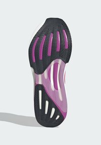 Semelle de chaussure avec une base en caoutchouc noir, un motif texturé, des accents violets et des sections transparentes de amortissement pour absorber les chocs.