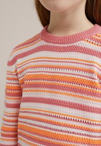 Pulover tricotat multicolor, cu dungi orizontale în roz, alb și portocaliu. Material texturat cu guler rotund.
