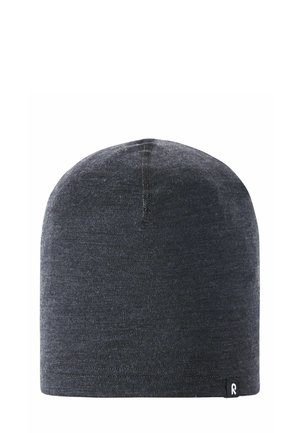 Dunkelgraue Mütze, gestrickter Stoff, nahtloses Design mit abgerundetem oberen Teil, ausgestattet mit einem kleinen Logo-Tag an der Seite.