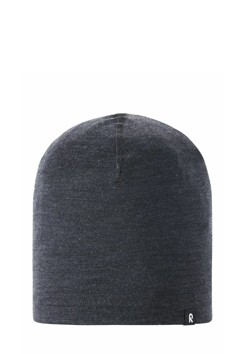 Berretto in maglia di colore grigio scuro, realizzato in tessuto lavorato a maglia, design senza cuciture con parte superiore arrotondata, dotato di una piccola etichetta con logo sul lato.