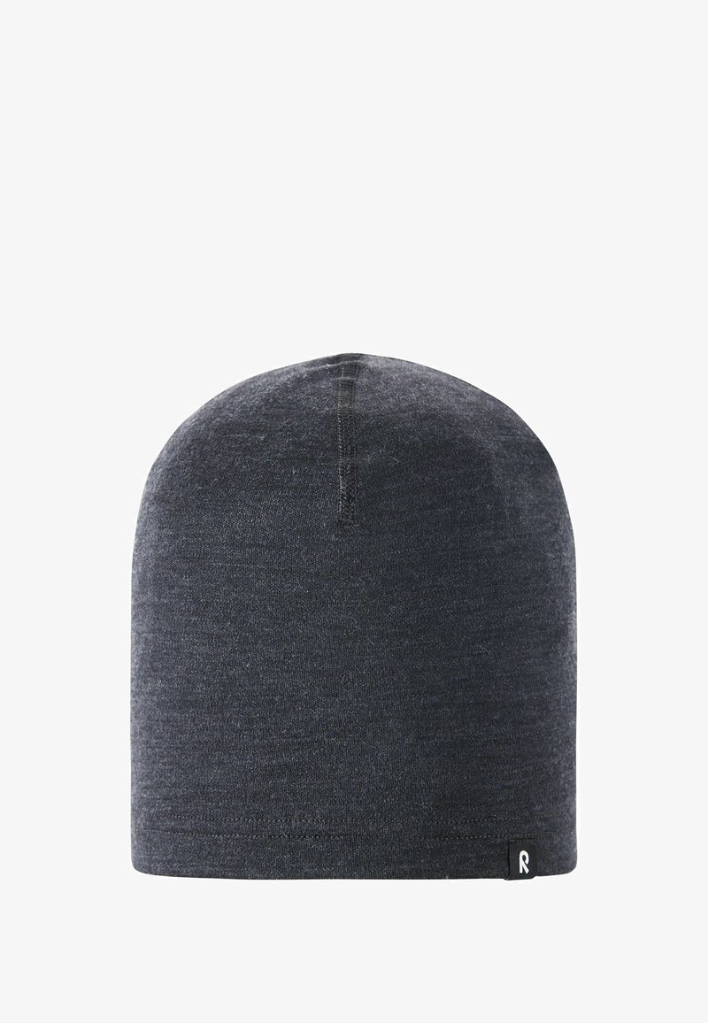 Ciemnoszara czapka beanie, z dzianiny, bezszwowa konstrukcja z zaokrąglonym wierzchem, z małą metką logo po boku.
