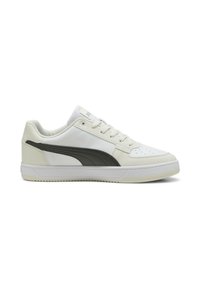 Zapatillas deportivas blancas con acentos grises, parte superior de cuero suave, puntera perforada y suela de goma texturizada. Diseño clásico de zapatilla.