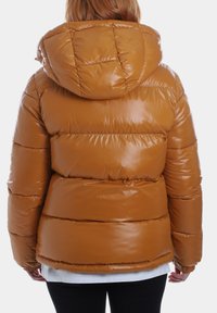 Giacca a vento marrone con una texture lucida e trapuntata, un cappuccio e polsini elasticizzati, caratterizzata da cuciture orizzontali per isolamento e calore.