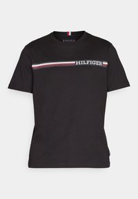Černé bavlněné tričko s horizontálním vícebarevným pruhem a logem "HILFIGER" v bílé barvě. Kulatý výstřih a krátké rukávy.