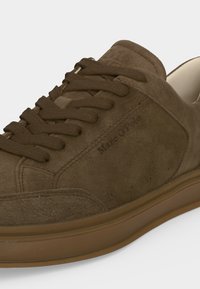 Καφέ sneaker από σουέτ με ταιριαστά κορδόνια, καουτσούκ σόλα και "Marc O'Polo" ανάγλυφο στην πλευρική επένδυση.