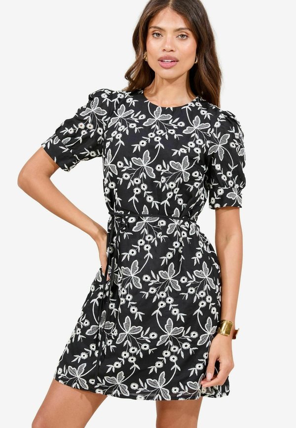 REGULAR FIT - BRODERIE SHORT SLEEVE BELTED - Freizeitkleid