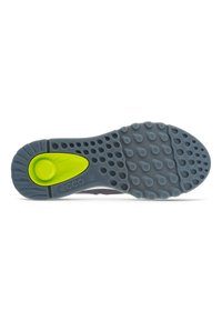 Suola della scarpa con una superficie in gomma grigia, caratterizzata da un design testurizzato con impugnature circolari e un elemento di ammortizzazione di colore verde brillante contrassegnato con "ECCO 37."