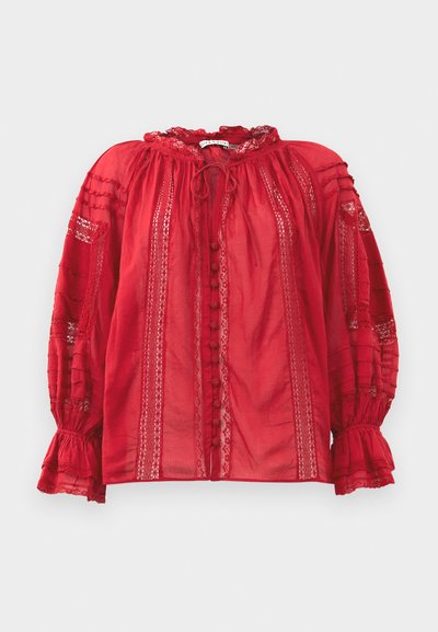 Rdeča čipkasta bluzica z nabranim ovratnikom, gumbi spredaj in zapletenimi detajli na rokavih in telesu.