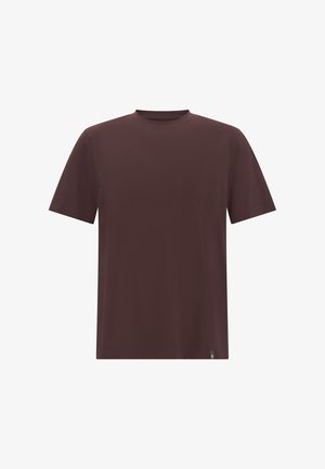 Brązowa koszulka z krótkim rękawem, uszyta z miękkiego materiału, z okrągłym dekoltem i minimalistycznym wzornictwem z subtelną metką w lewym dolnym rogu.