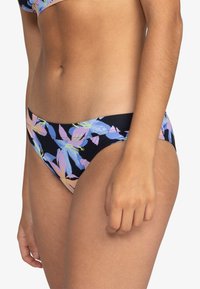 Schwarzer Bikini-Unterteil mit buntem Blumenmuster. Glatter Stoff, niedriger Schnitt und elastischer Bund. Die Seitenansicht hebt die Designdetails hervor.