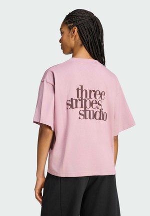 adidas Sportswear, ADIDAS SPORTSWEAR 3 STRIPES STUDIO BOYFRIEND TEE - Camiseta estampada - magic mauve