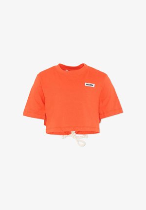 Camiseta corta de manga corta de color naranja brillante con cuello redondo, cordón blanco en el dobladillo y un pequeño logo blanco de MSGM en el pecho.